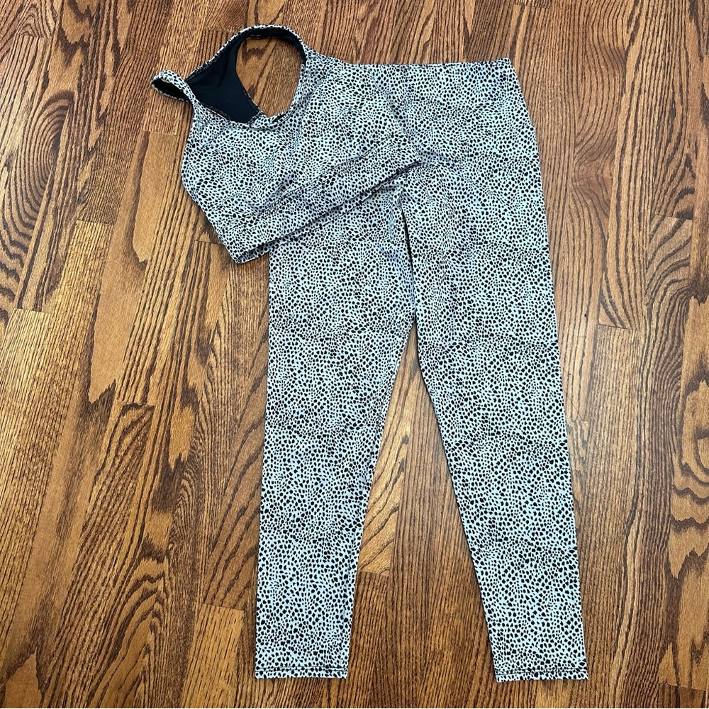 Onzie black white sports bra and legging set activewear size M/L